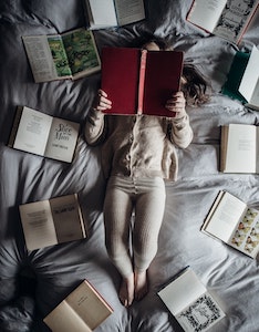 Lesen vor dem Schlafen entspannt und hilft somit beim Schlafen